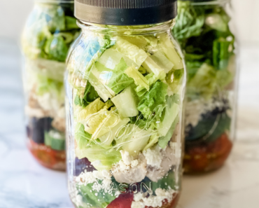 How To Make The Perfect Mason Jar Salad Recipe!