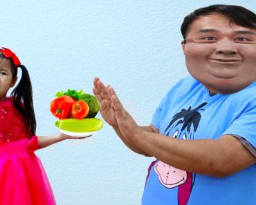 Jannie Pretend Play Preparing Healthy Food for Uncle to Eat|