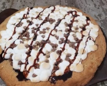 S’mores Pizza Recipe the most indulgent dessert!