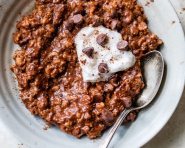 Chocolate Oatmeal {Easy Breakfast with Topping Ideas}