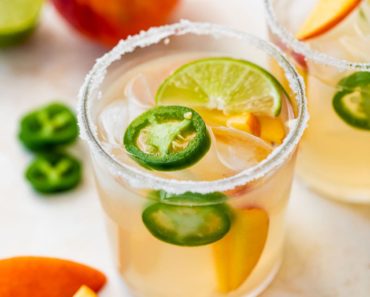 Peach Margaritas {With Spicy Jalapeños and Fizz}