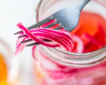 Pickled Onions {Easy in a Mason Jar} – WellPlated