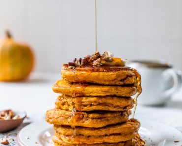 Healthy Pumpkin Pancakes {Easy and FLUFFY} – WellPlated
