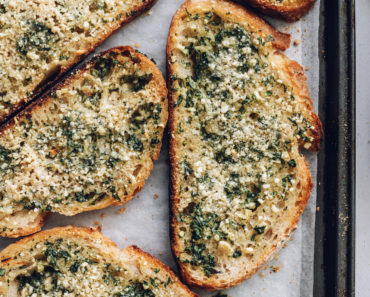 The BEST Vegan Garlic Bread