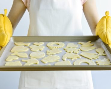 How To Clean Your Baking Sheets (And When It’s Time